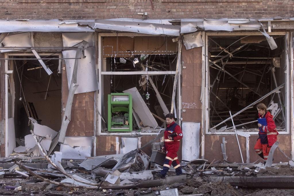 Gli effetti dei bombardamenti su Kiev (Getty Images)