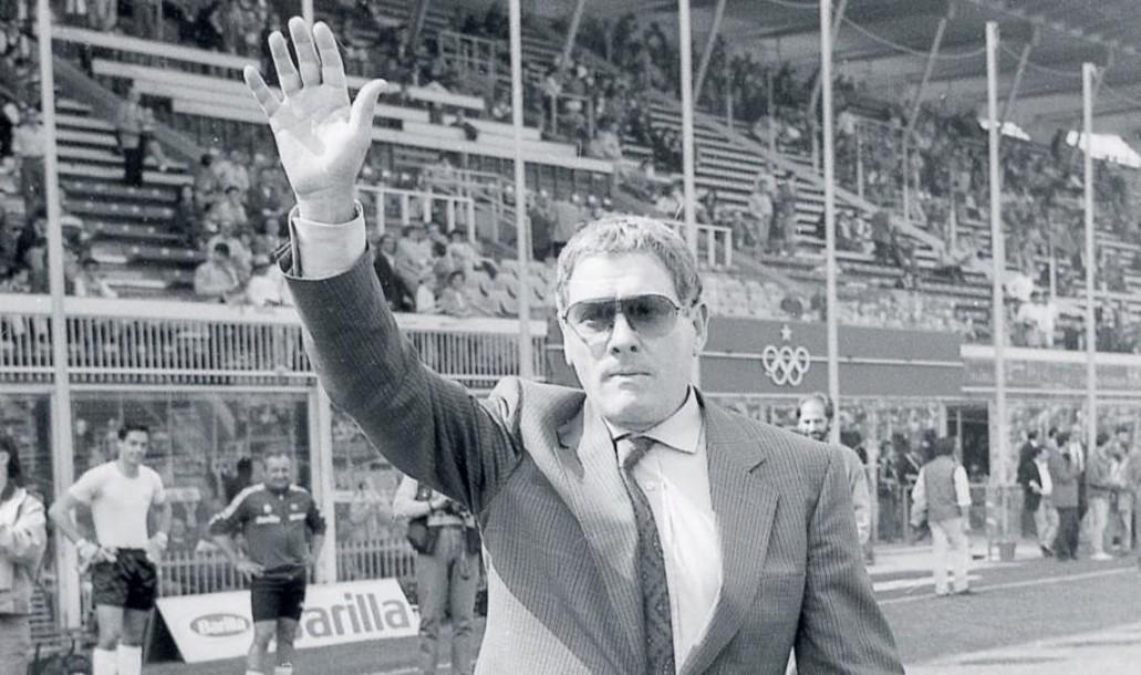 Gigi Radice saluta la Curva Sud al Flaminio nell’annata sulla panchina giallorossa (Foto Archivio AS Roma)