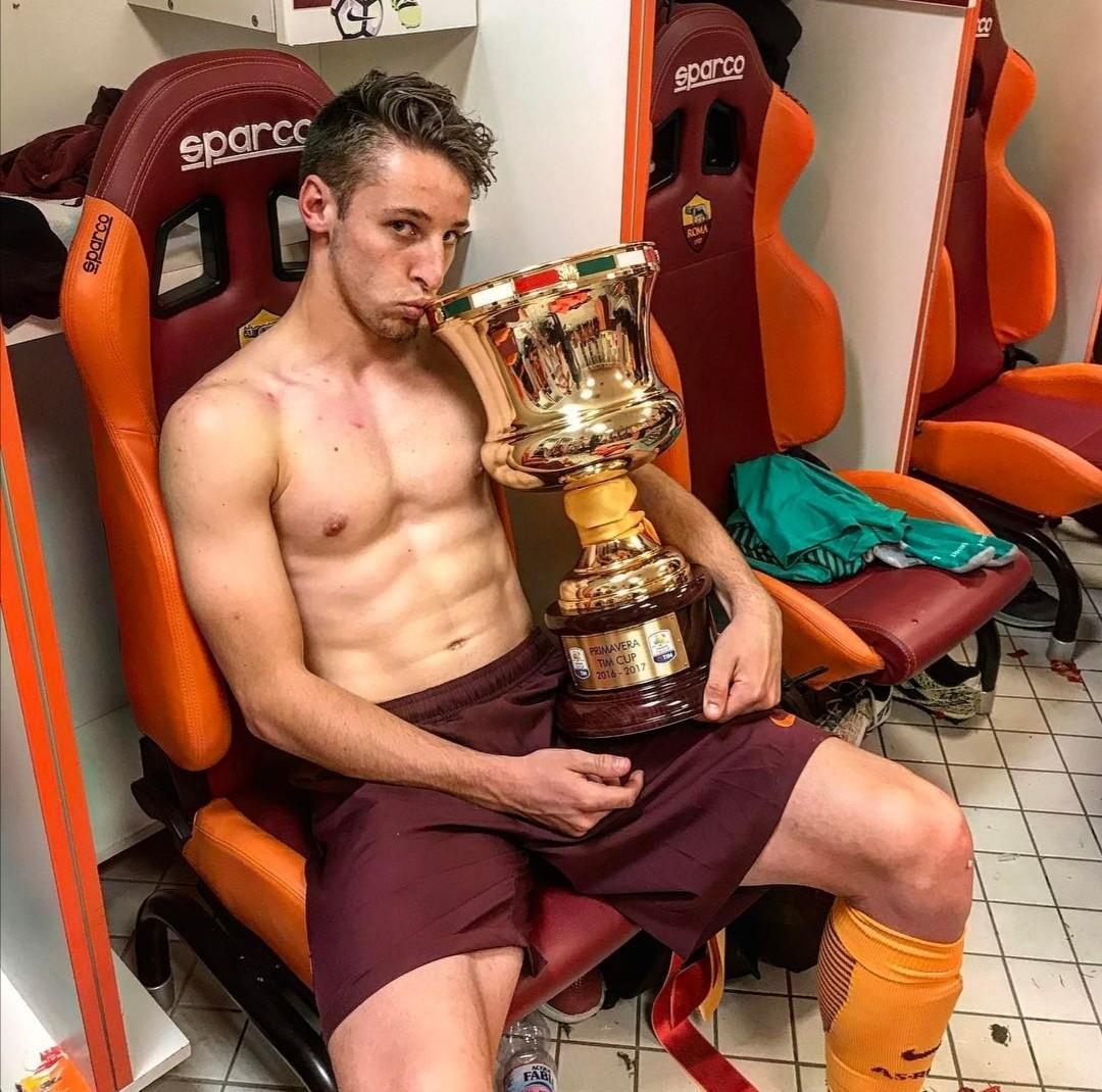 Frattesi dopo la vittoria della Coppa Italia Primavera con la Roma (Foto dal profilo Instagram @davidefrattesi_22)