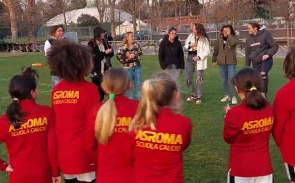 Un'immagine dall'incontro tra le giocatrici giallorosse e le giovani della scuola calcio (da Twitter @ASRomaFemminile)