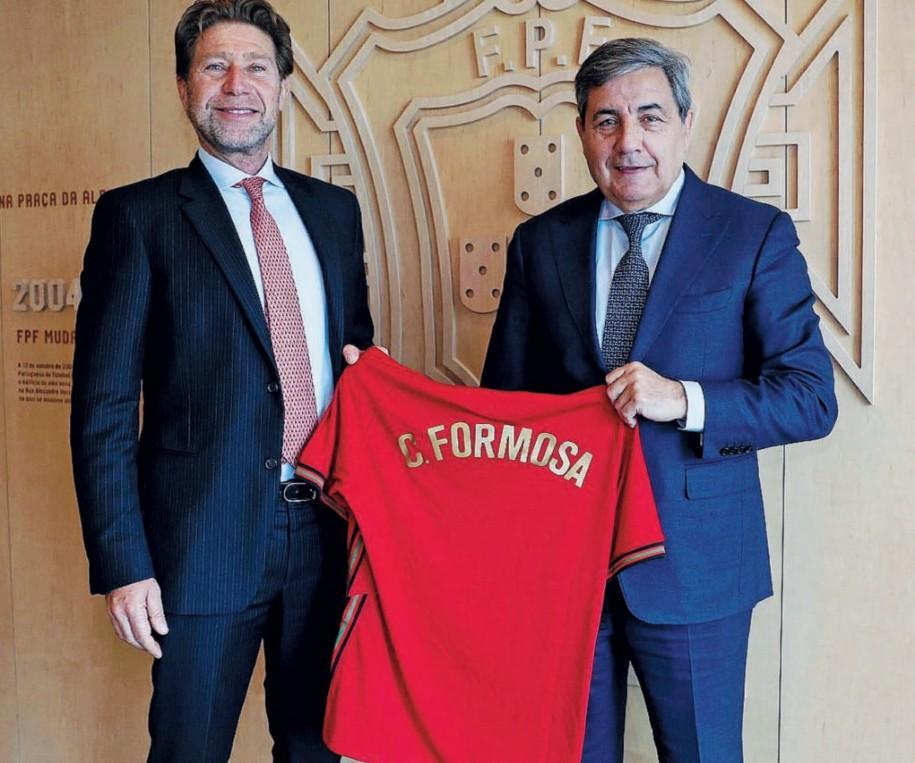 L’Ambasciatore Formosa, a sinistra, in compagnia del Presidente della Federcalcio portoghese, Fernando Gomes, in occasione di una visita a febbraio