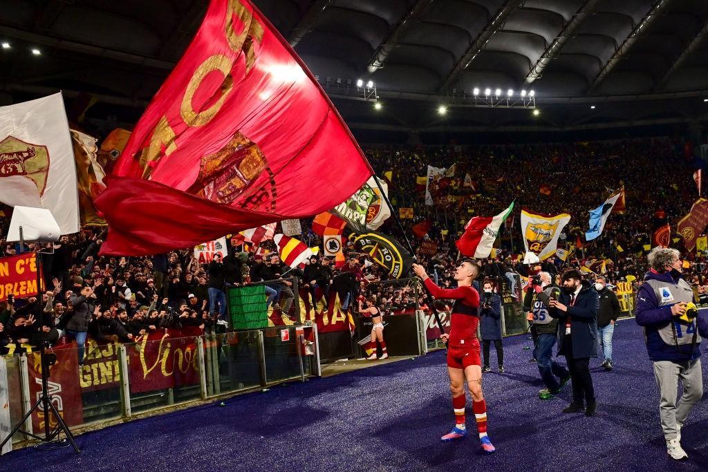 Mancini sbandiera sotto la Curva Sud dopo il derby (As Roma via Getty Images)