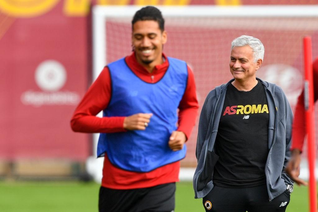 Il sorriso di Smalling e Mourinho durante l\'allenamento (AS Roma via Getty Images)