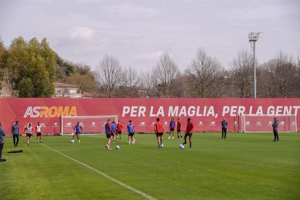 I calciatori sul campo di Trigoria (AS Roma via Getty Images)