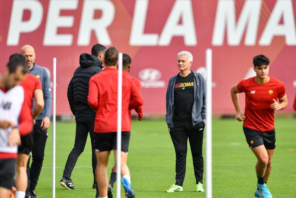 Jose Mourinho durante un allenamento a Trigoria (As Roma via Getty Images)