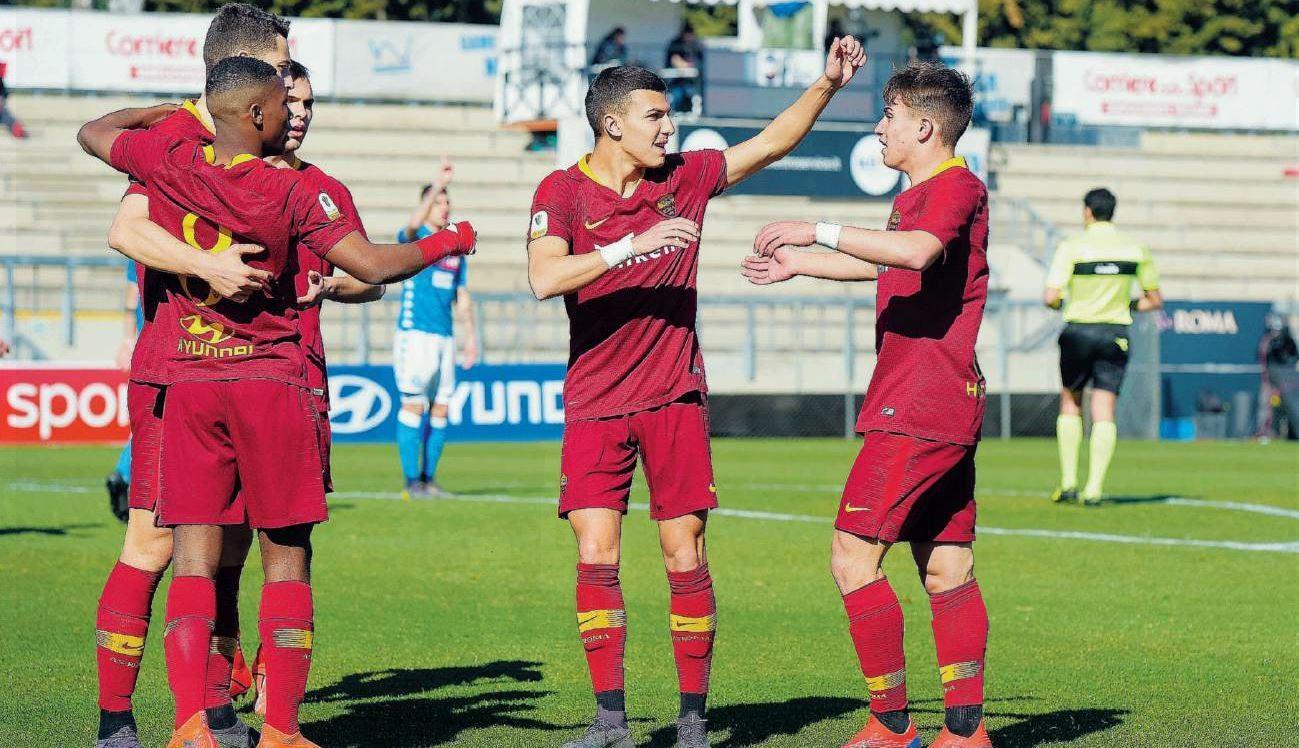 L'esultanza dei giallorossi dopo uno dei gol segnati al Napoli, di LaPresse