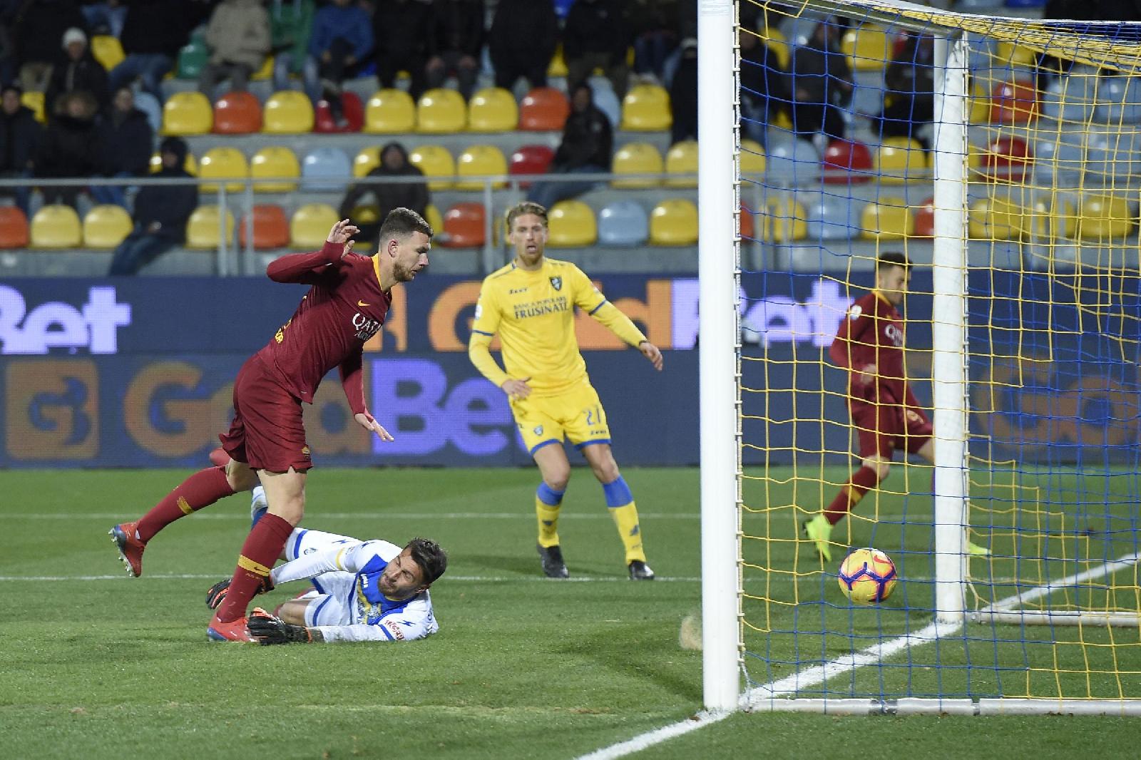 Edin Dzeko segna il 3-2 contro il Frosinone, di LaPresse