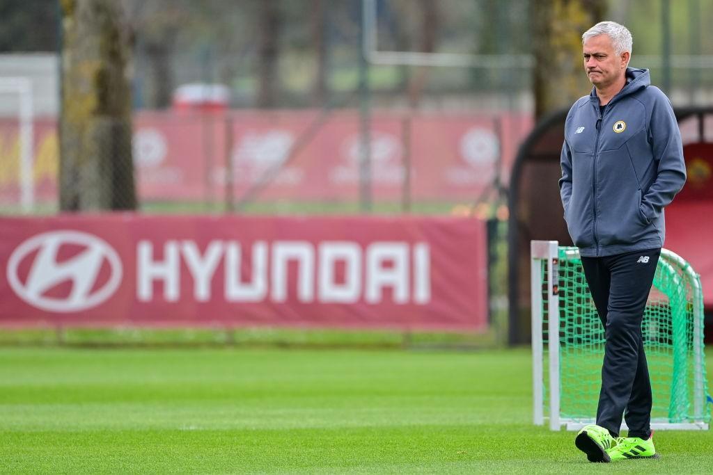 Mourinho a Trigoria durante l\'allenamento odierno (AS Roma via Getty Images)