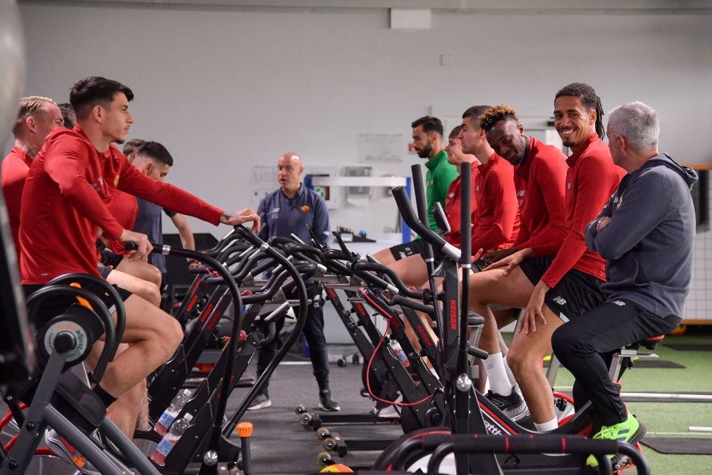 Sorrisi durante l\'allenamento odierno (AS Roma via Getty Images)