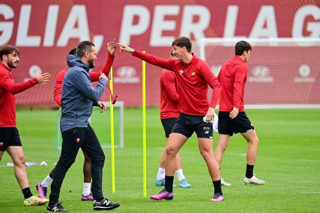 Kumbulla sorride durante la seduta (AS Roma via Getty Images)