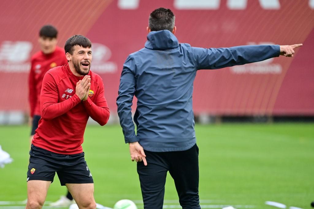 Carles Perez scherza durante l\'allenamento odierno (AS Roma via Getty Images)