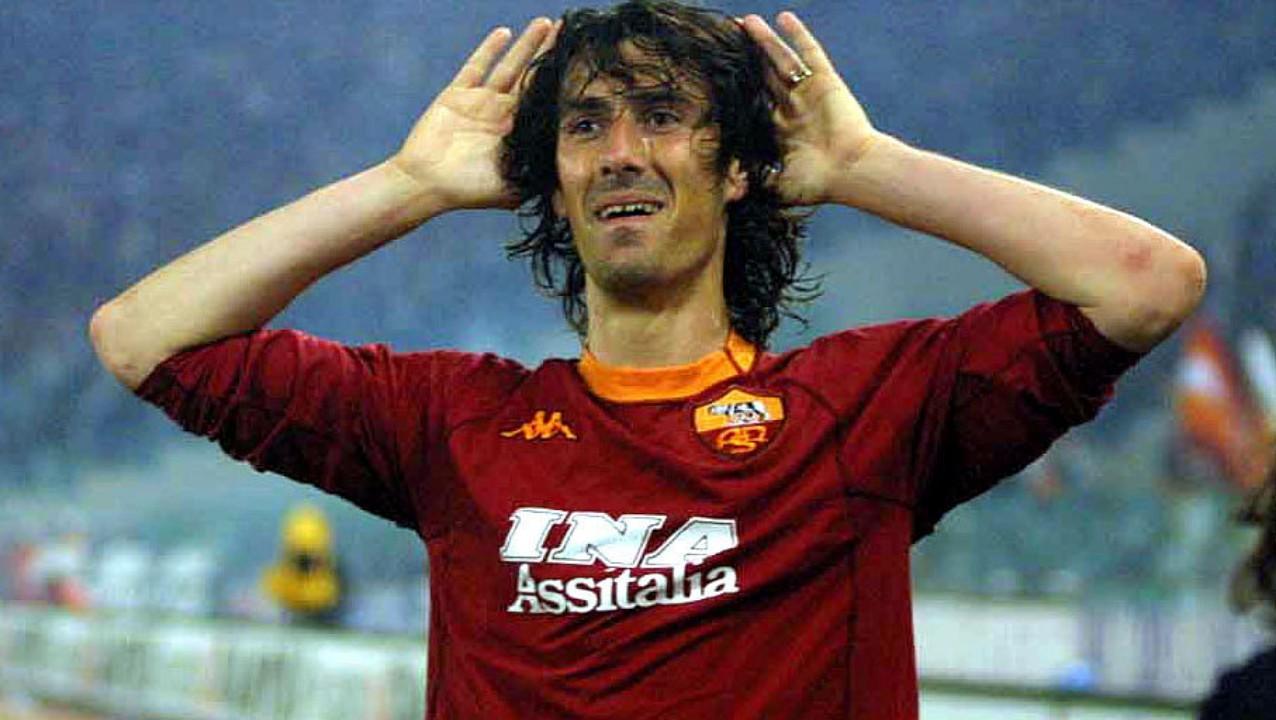 Marco Delvecchio esulta con la maglia della Roma