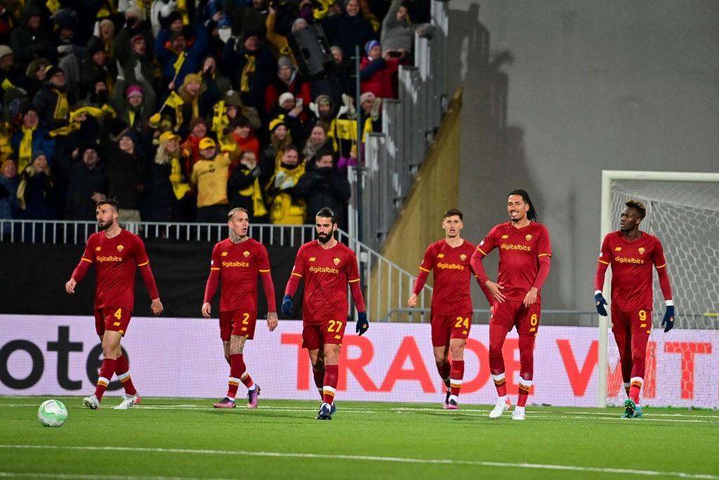 La squadra si schiera in campo dopo il gol del 2-1 contro il Bodo (AS Roma via Getty Images)