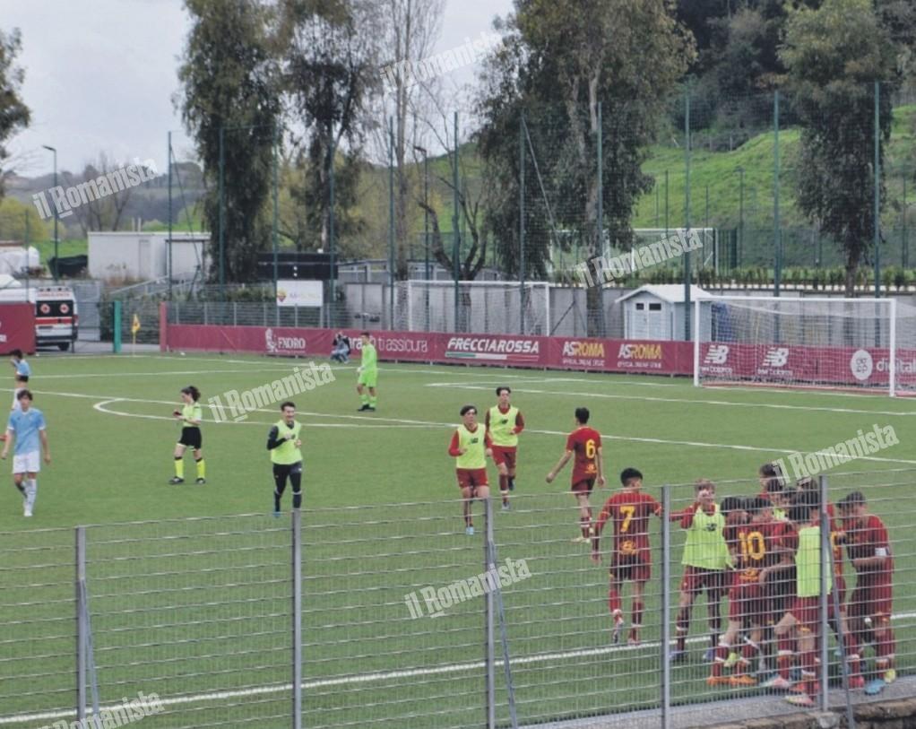 I giocatori dell’Under 15 festeggiano Candido, autore del momentaneo 4-0 alla Lazio.