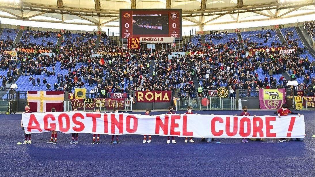 Lo striscione esposto sotto la Curva Sud in ricordo di Ago (Getty)