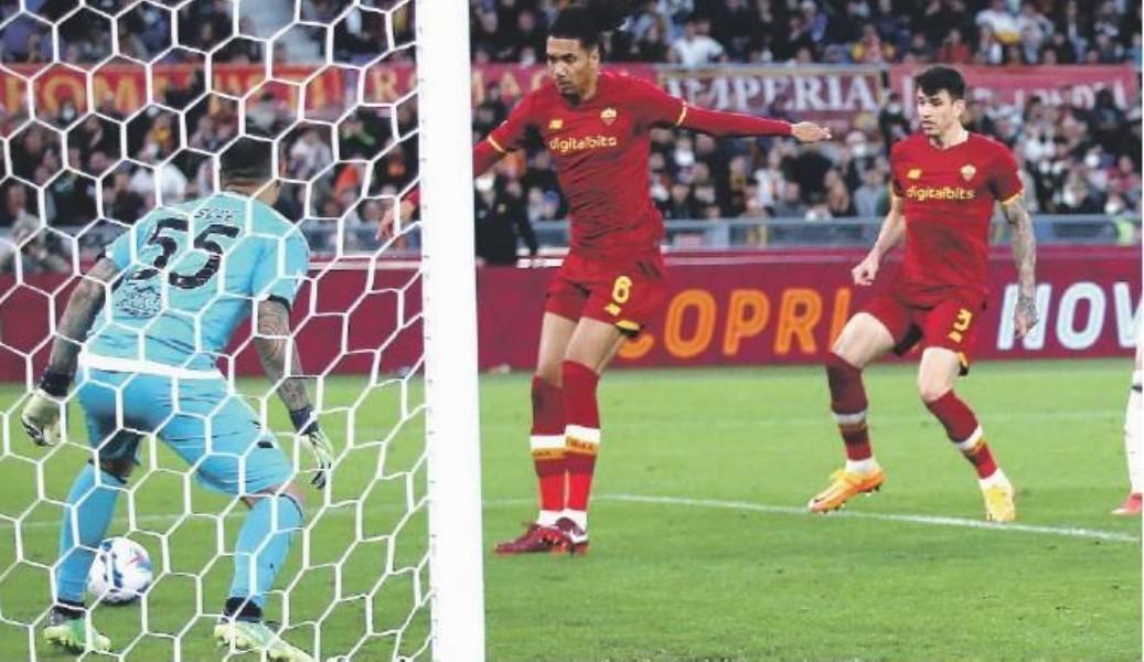 Smalling devia la punizione di Veretout e realizza il 2-1 della Roma sulla Salernitana, il quarto gol stagionale, terzo in campionato, di Mancini