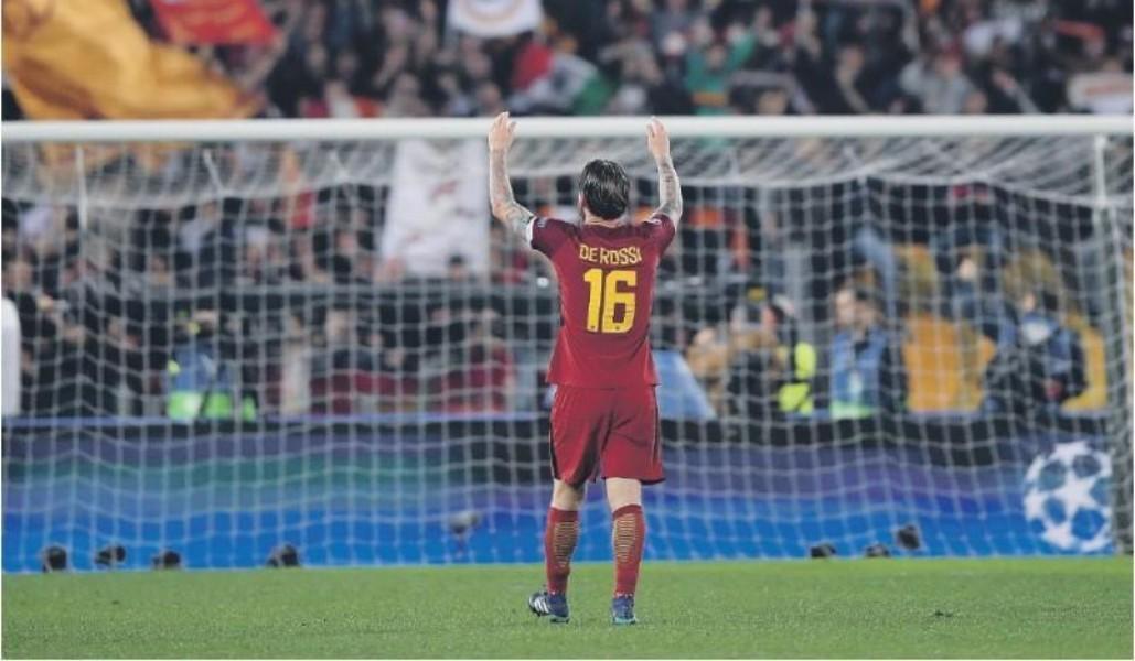 Daniele De Rossi esulta verso la Sud dopo il 3-0 al Barcellona del 10 aprile 2018 (Getty Images)