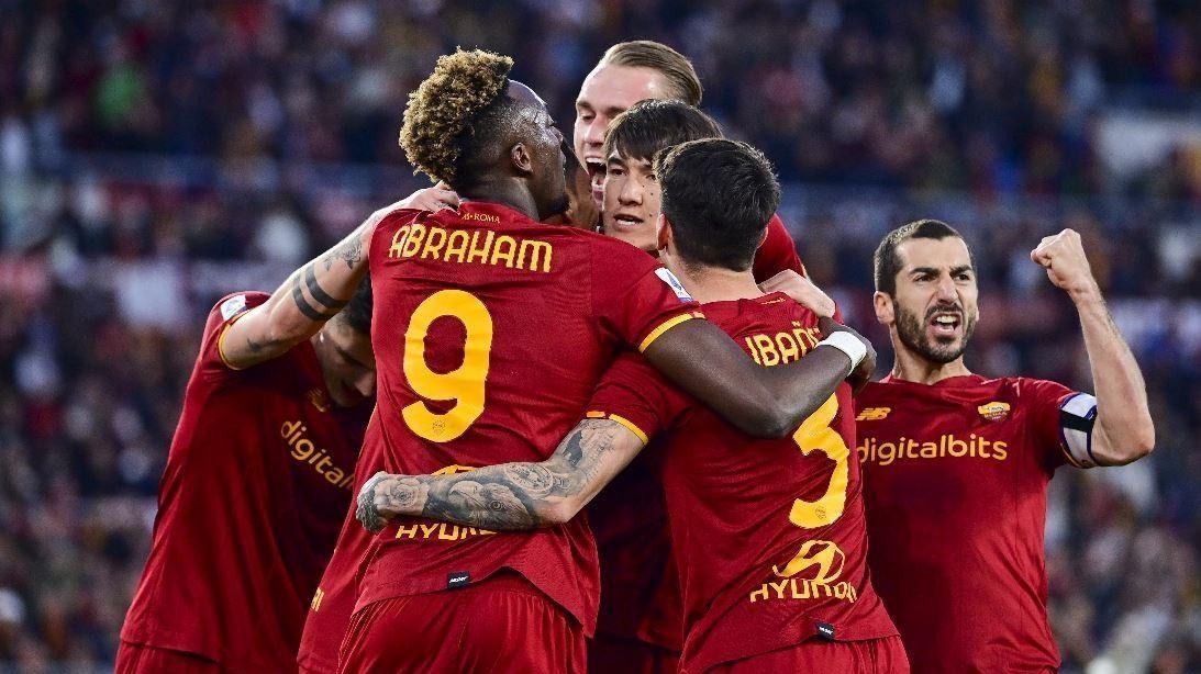 I giocatori della Roma festeggiano il gol di Smalling contro la Salernitana (Getty)