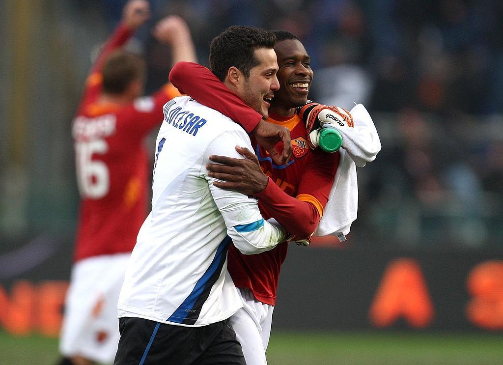 Julio Cesar abbraccia Juan durante un Roma-Inter all'Olimpico (Getty Images)