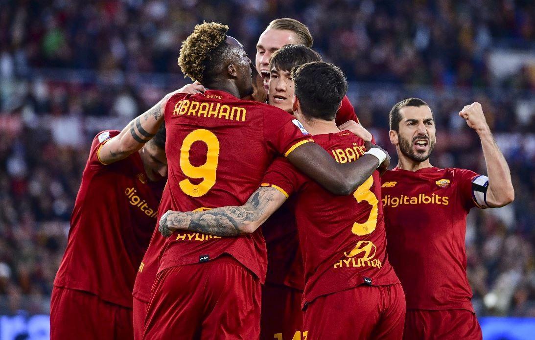 I calciatori giallorossi esultano dopo un gol (AS Roma via Getty Images)