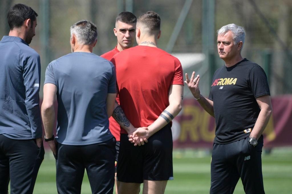 Mourinho a colloquio con il suo staff, Mancini e Zaniolo (AS Roma via Getty Images)