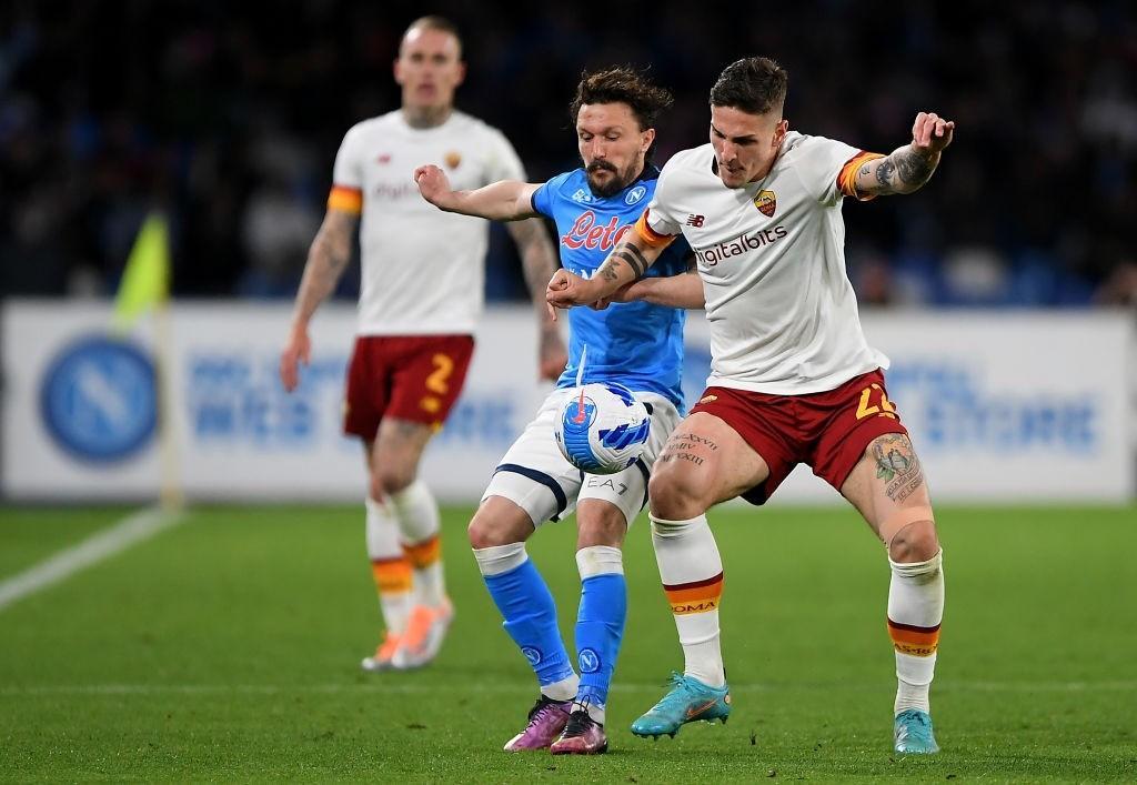 Un duello tra Zaniolo e Mario Rui (As Roma via Getty Images)