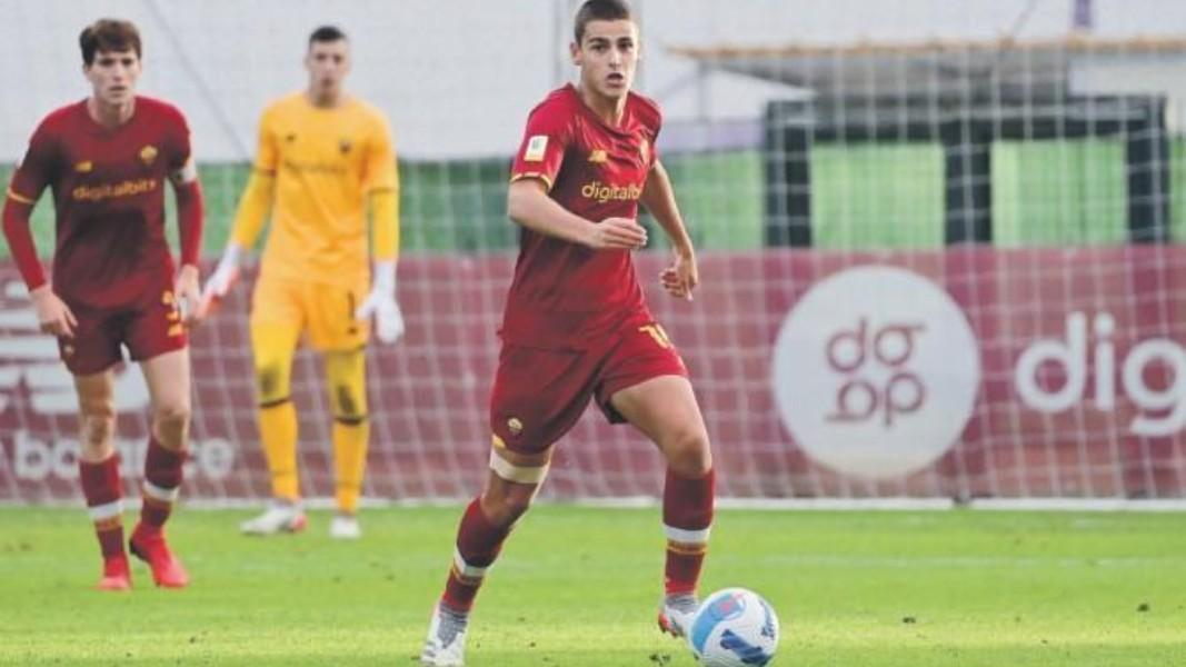 Il 17enne centrocampista (AS Roma via Getty Images) Giacomo Faticanti ha deciso la gara con la Spal con il secondo gol nella categoria