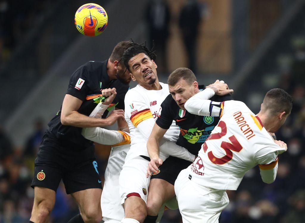 Un duello aereo tra Smalling e Dzeko (Getty Images)