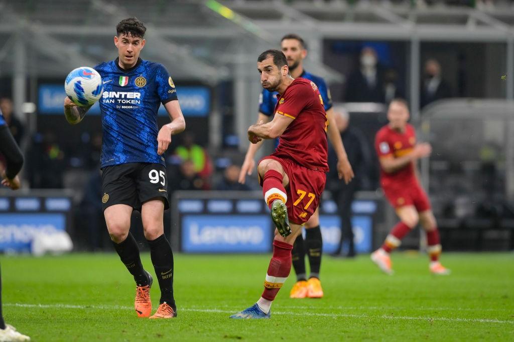 Henrikh Mkhitaryan nel match di San Siro contro l'Inter (AS Roma via Getty Images)