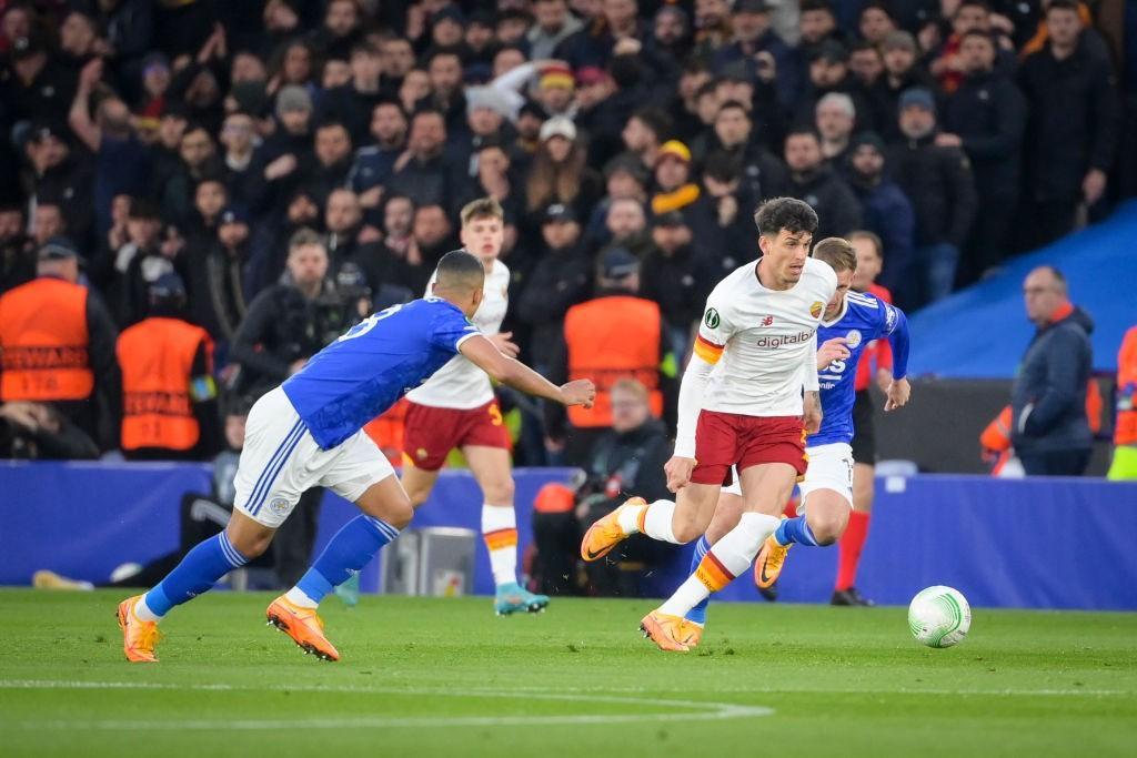 Roger Ibanez nella partita contro il Leicester (Getty Images)