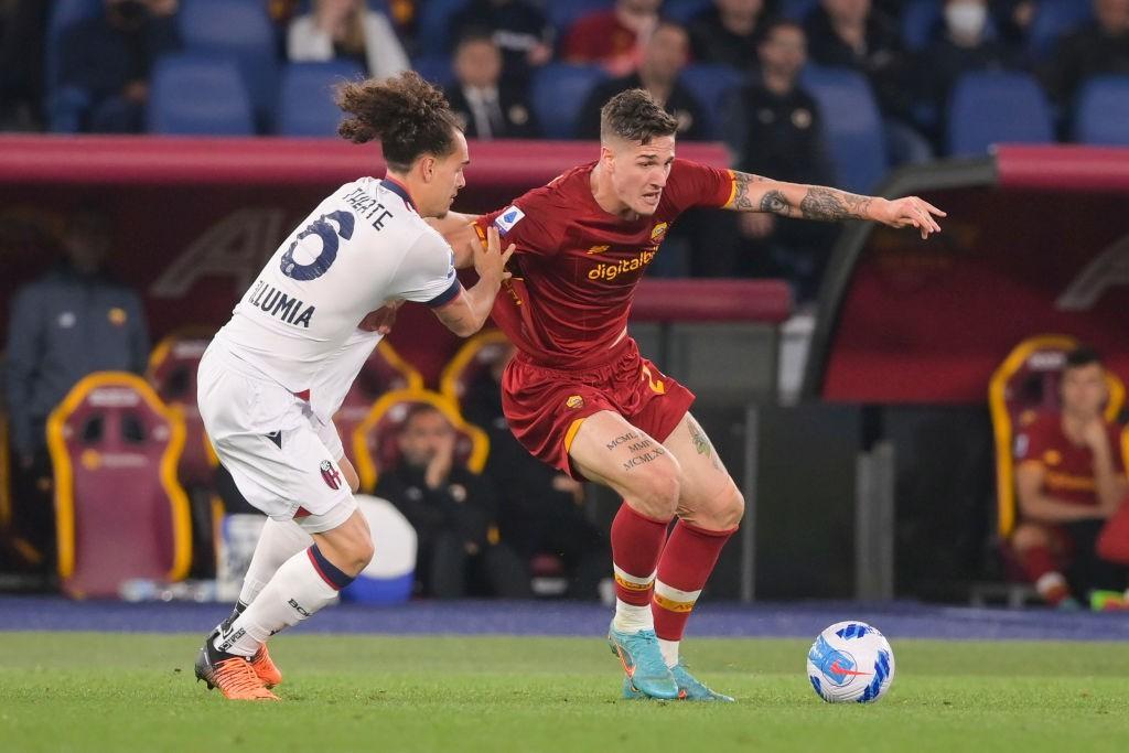 Nicolò Zaniolo attaccato da Theate durante Roma-Bologna (Getty Images)