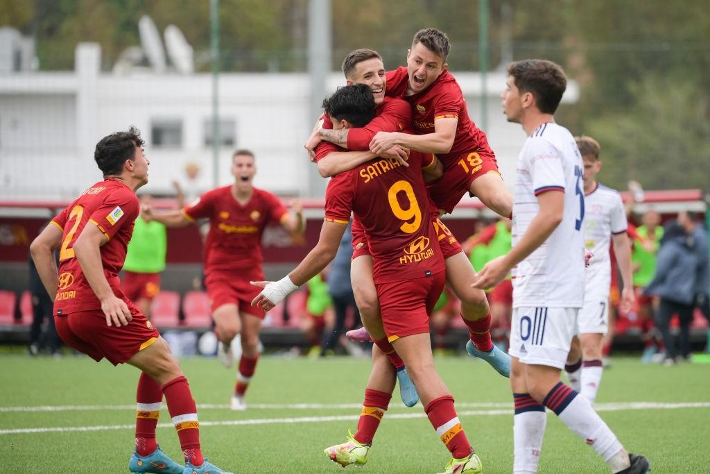 La Roma Primavera festeggia il gol di Satriano contro il Cagliari (Getty Images)