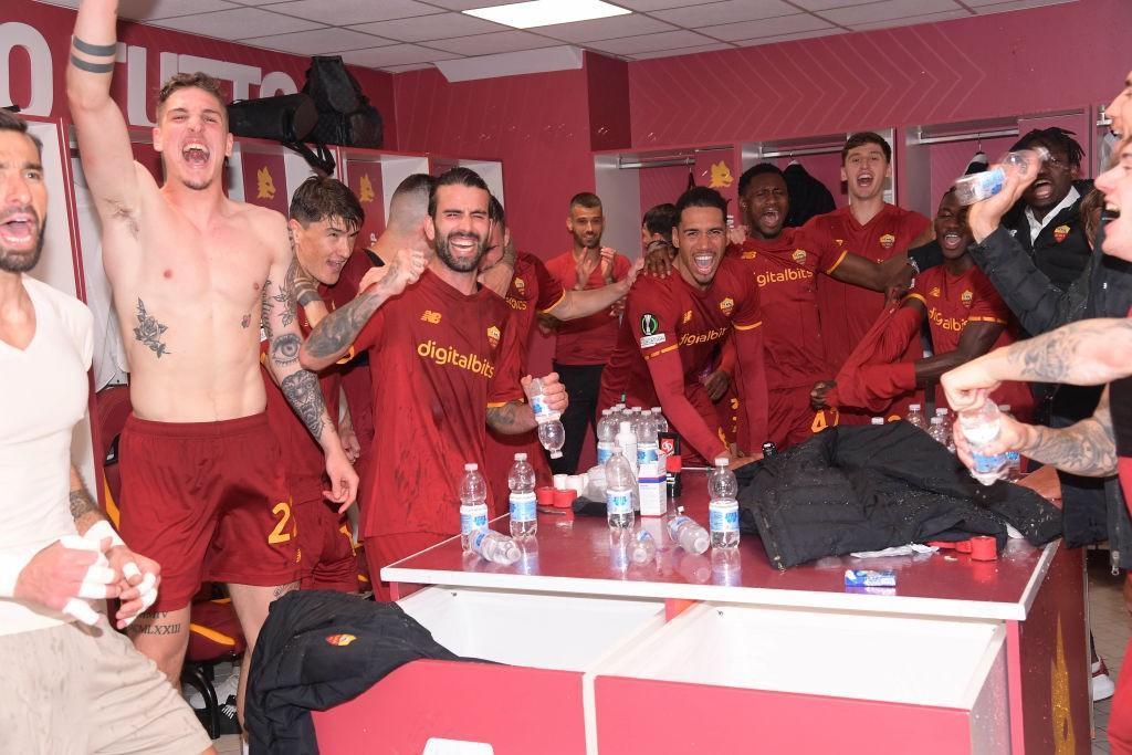 La squadra festeggia nello spogliatoio (As Roma via Getty Images)