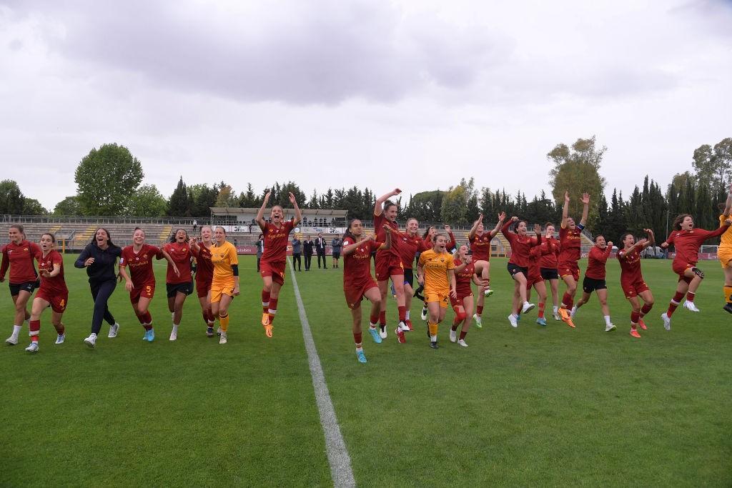 L'esultanza delle giallorosse dopo il triplice fischio (As Roma via Getty Images)