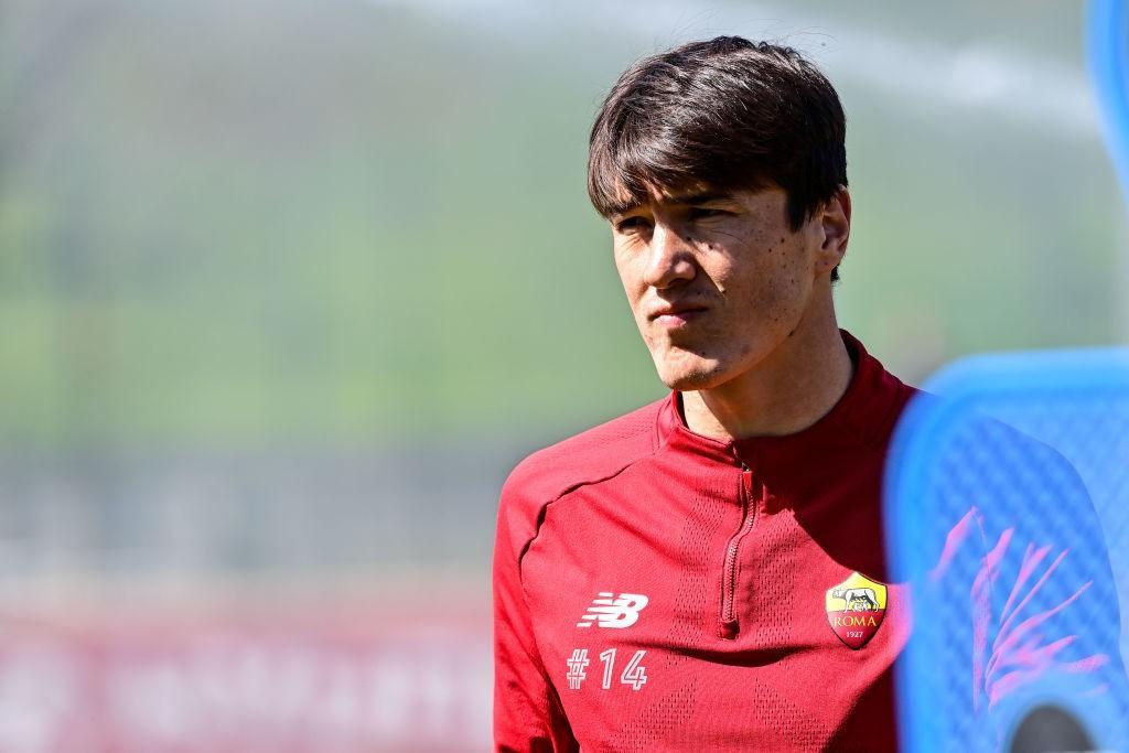 Shomurodov in allenamento con la maglia della Roma