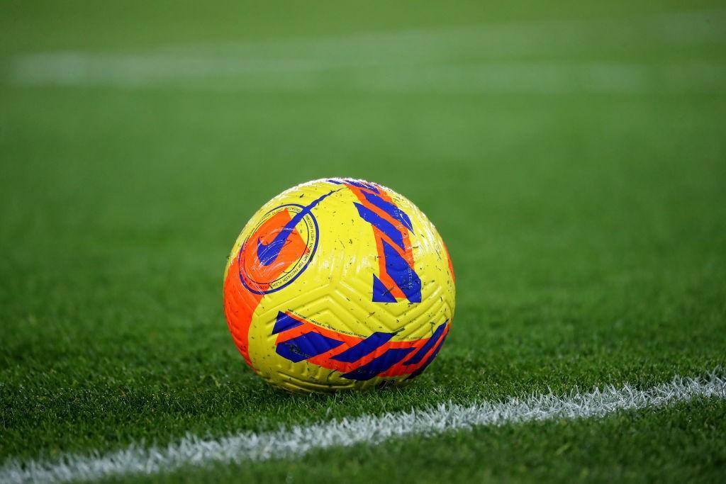 Un pallone su un campo di calcio (Getty Images)