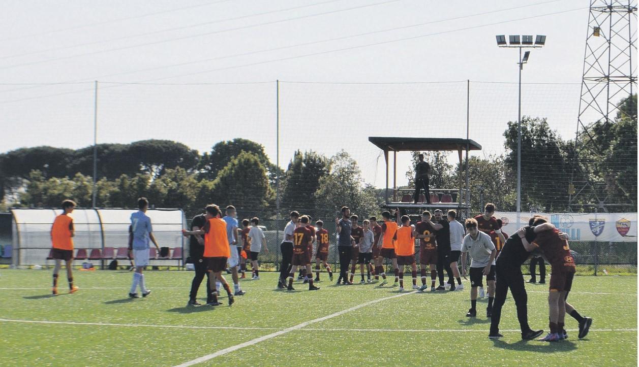 I ragazzi dell'U14 che festeggiano dopo il pareggio con la Lazio