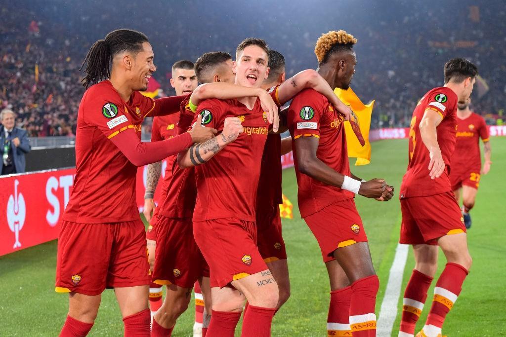 I giocatori della Roma esultano contro il Leicester (Getty Images)