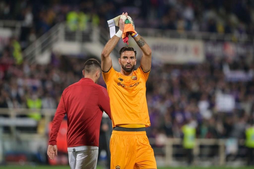 Rui Patricio applaude il settore ospiti dell' Artemio Franchi di Firenze (As Roma via Getty Images)