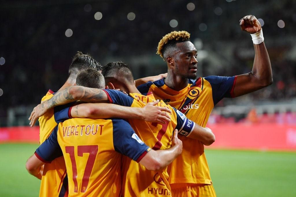 Tammy Abraham esulta con la squadra (As Roma via Getty Images)