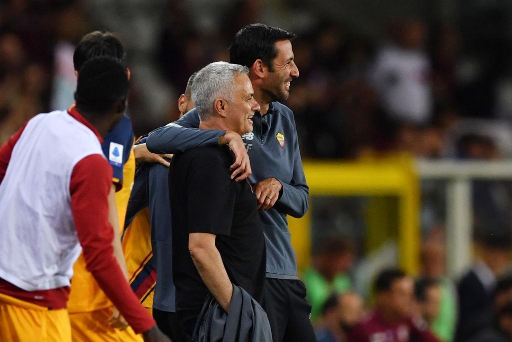 La gioia di Mourinho con il vice Foti al triplice fischio (AS Roma via Getty Images)