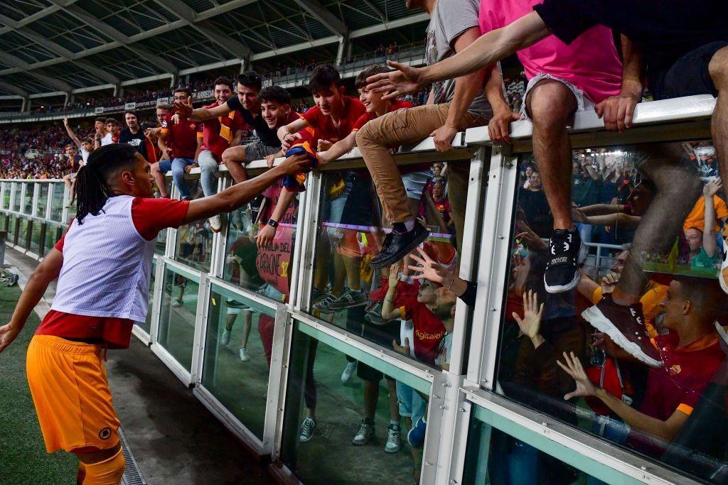 Smalling sotto il settore a fine gara (AS Roma via Getty Images)