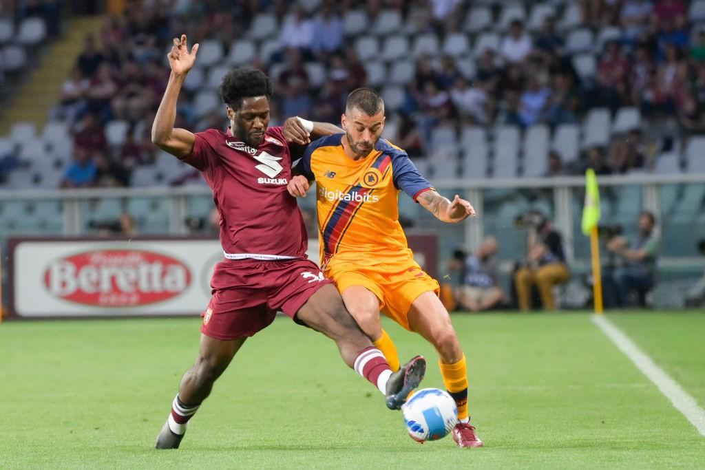 Spinazzola lotta con Ola Aina (AS Roma via Getty Images)