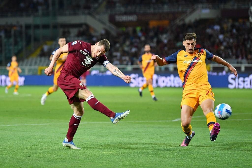 Marash Kumbulla devia un tiro di Andrea Belotti (As Roma via Getty Images)