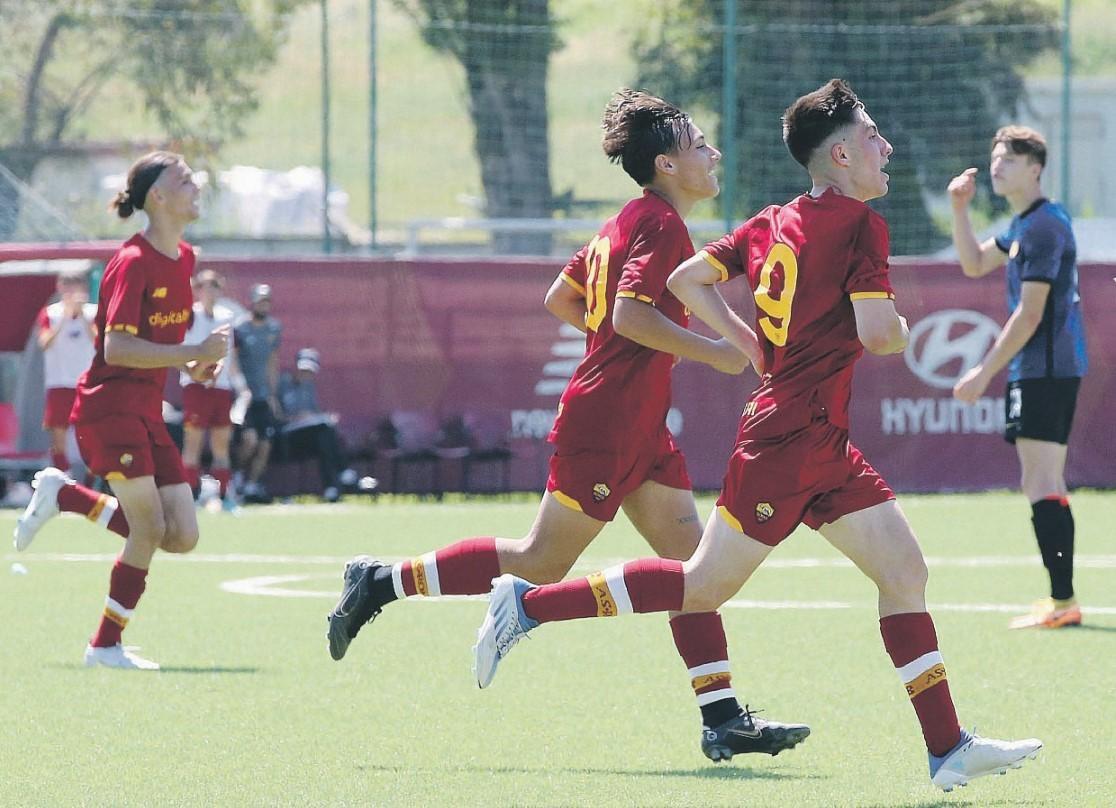 L’esultanza di Almaviva e Mannini, numero 10 e numero 9, dopo il gol del 2-0 all’Inter Under 16, mercoledì pomeriggio, di Mancini