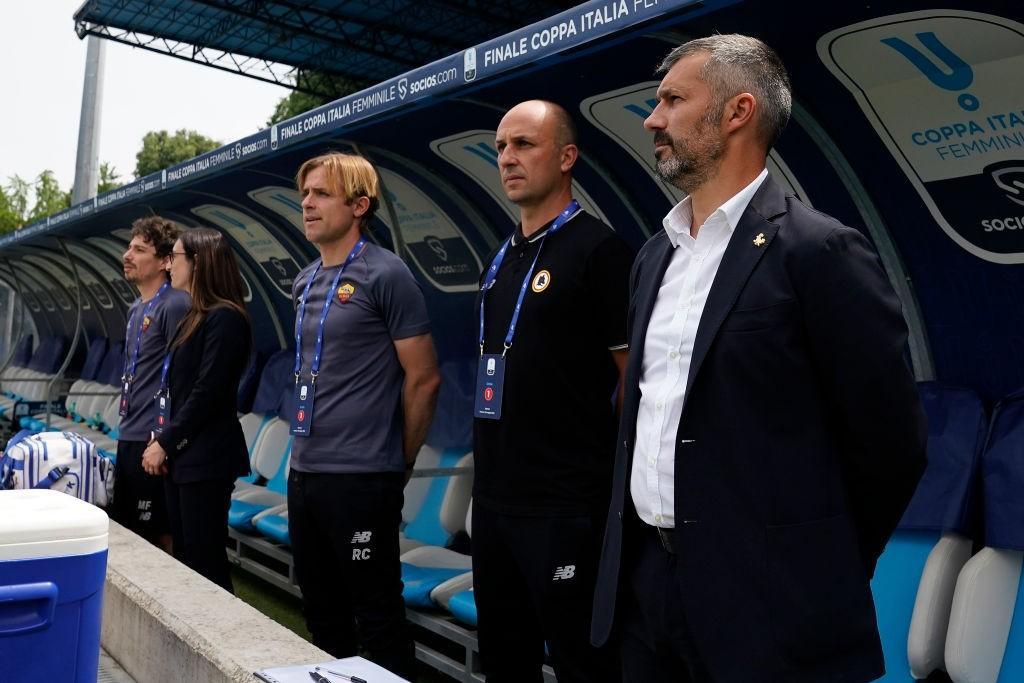 Spugna e il suo staff in panchina durante la finale di Coppa Italia (As Roma via Getty Images)