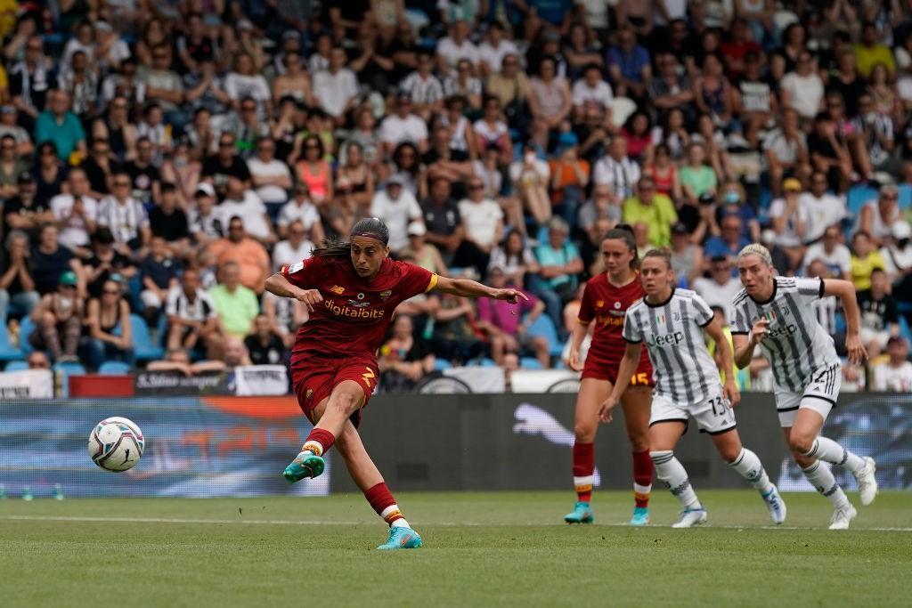 Andressa tira il rigore dell'1-0 (AS Roma via Getty Images)