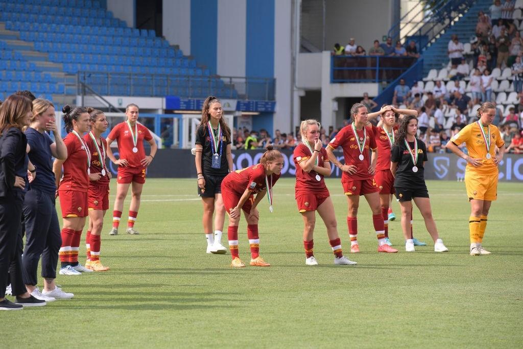 Le ragazze di Spugna assistono alla premiazione. (As Roma via Getty Images)