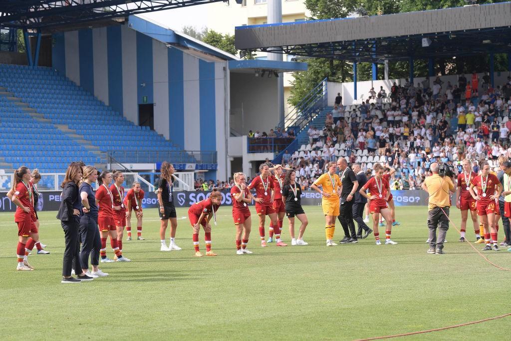 La delusione delle giallorosso dopo la finale persa (As Roma via Getty Images)