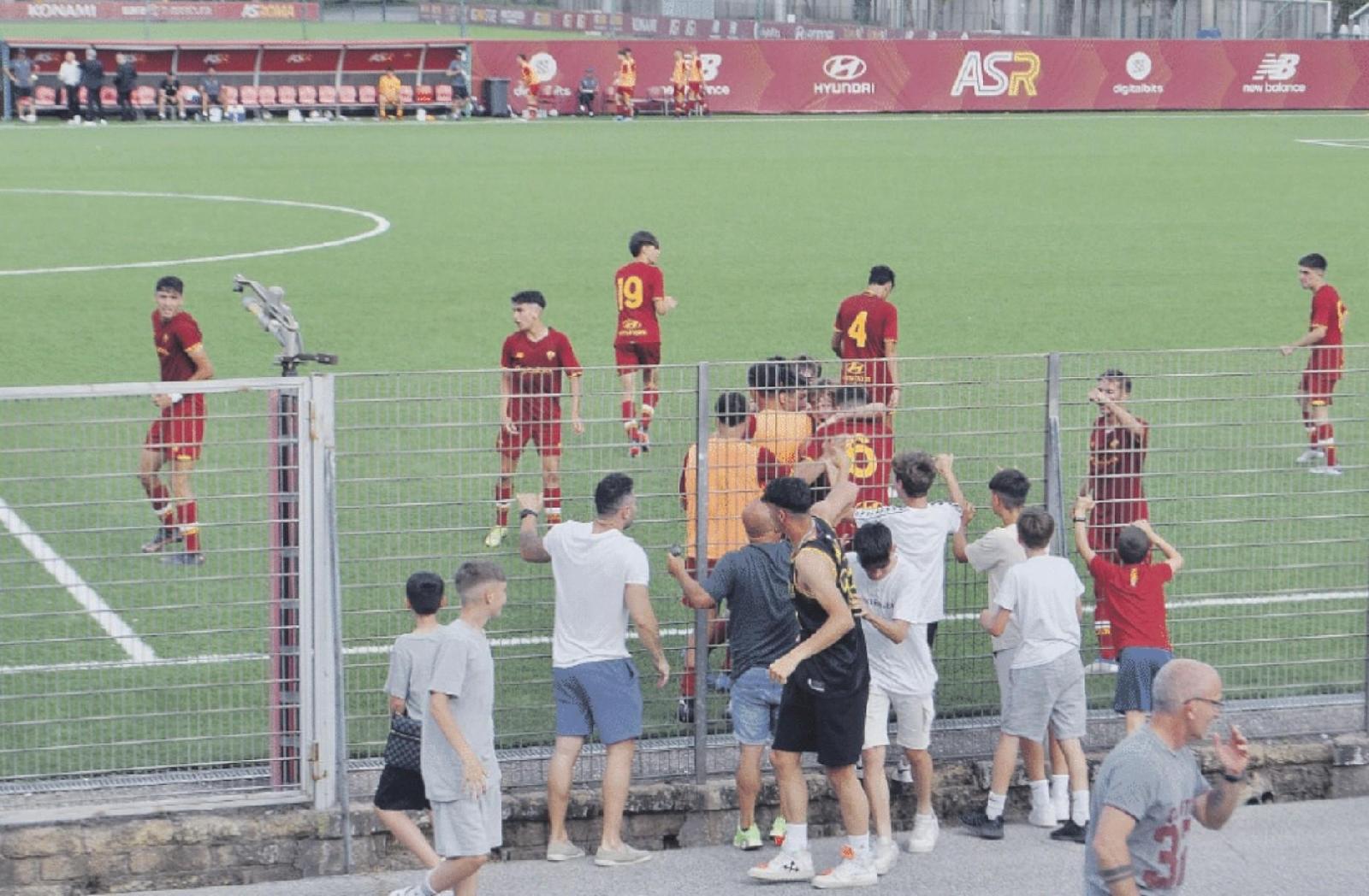 La Roma Under 16 festeggia con parenti e tifosi dopo il gol di Litti